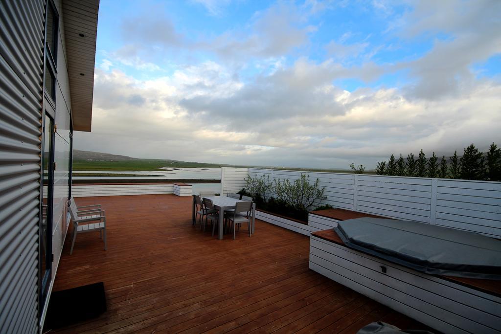 Luxury Villa With River View Laugaras 外观 照片