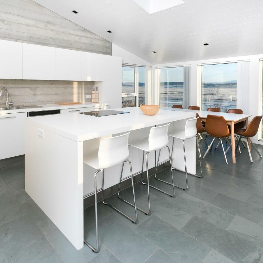 Luxury Villa With River View Laugaras 外观 照片